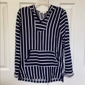 Lightweight hooded long sleeved pullover